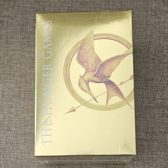 The Hunger Games Trilogy Gold Foil Box Set NWT - Picture 5 of 7